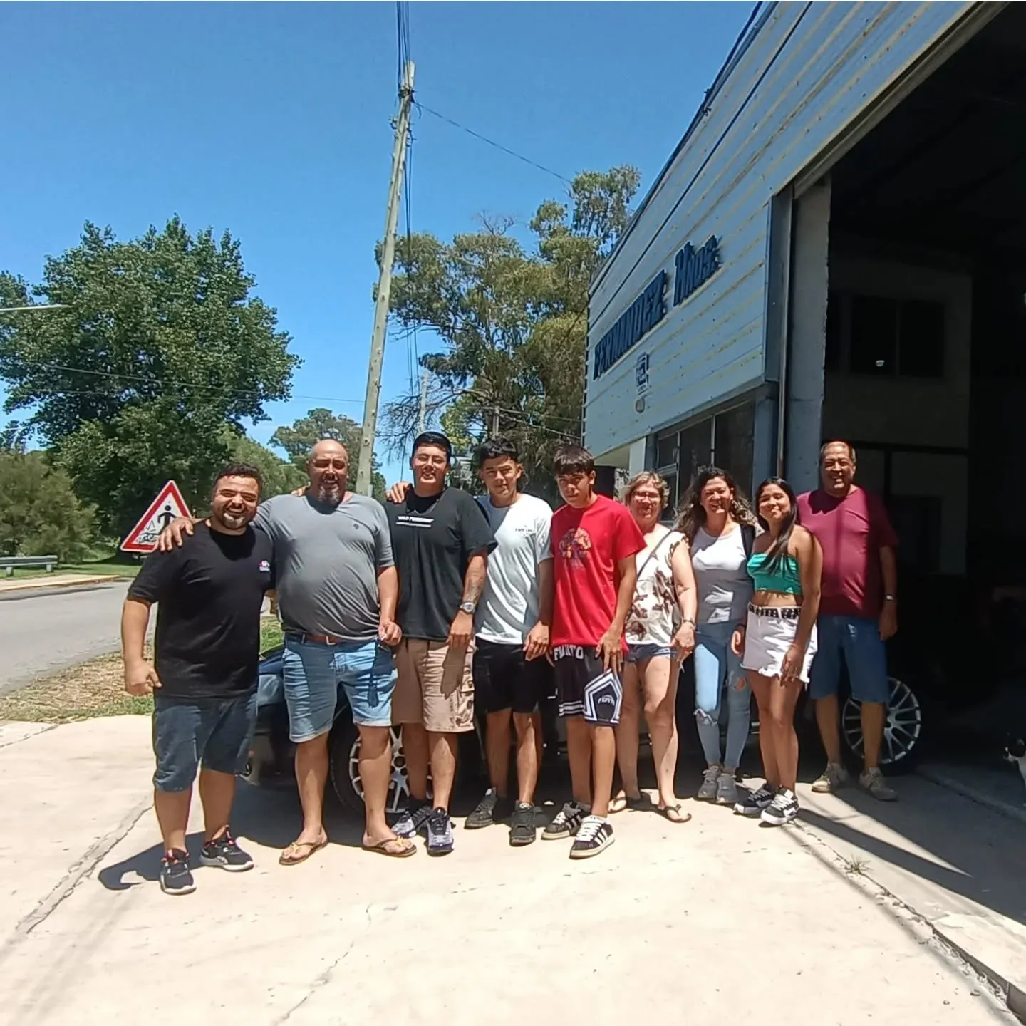 El equipo de Fernandez Hnos. frente al local en Venado Tuerto
